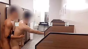 Fucking in a crowded toilet 在人来人往的厕所内做爱