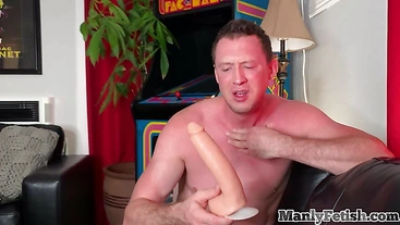 Footfetish hunk toys his ass with dildo in solo action